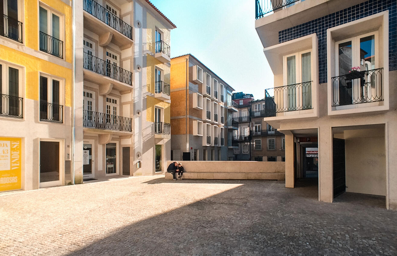 Quarteirão das Cardosas — o novo largo interior, entre os edifícios reabilitados e a construção nova.