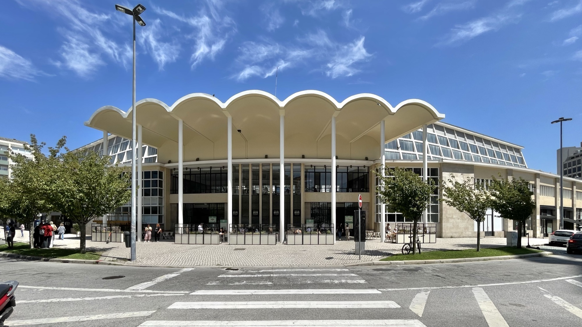 Mercado do Bom Sucesso — a cobertura ondulada da entrada (1952), recuperada, vista do exterior.