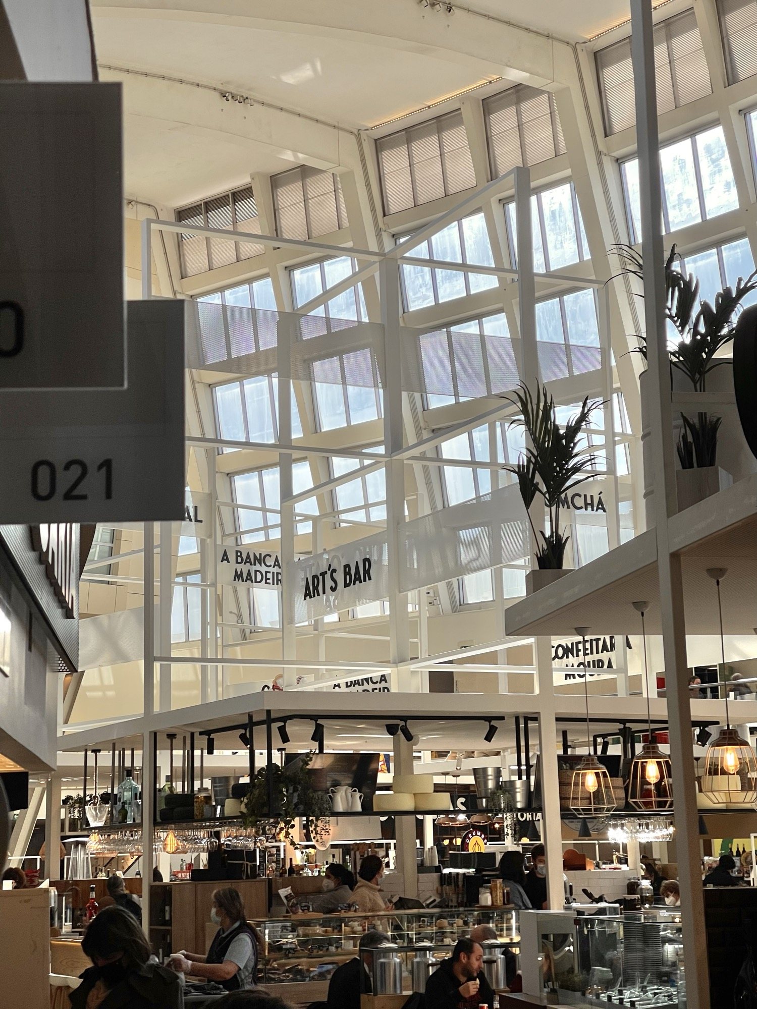 Mercado do Bom Sucesso — a nave vista de dentro, com as estruturas leves das novas bancas de restauração.